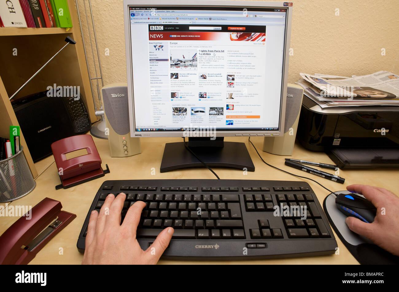 Computer displaying BBC news homepage Stock Photo