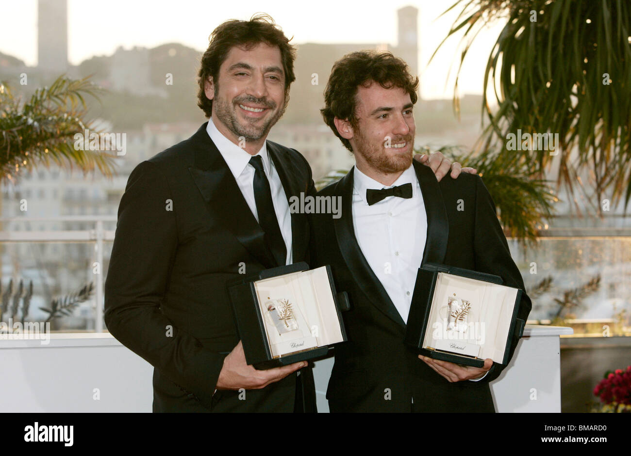 JAVIER BARDEM & ELIO GERMANO WINNERS PHOTOCALL PALAIS DES FESTIVALS CANNES FRANCE 23 May 2010 Stock Photo