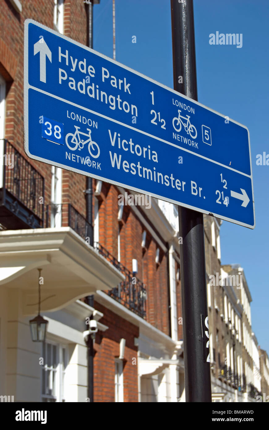 london cycle route sign giving directions and distances to hyde park