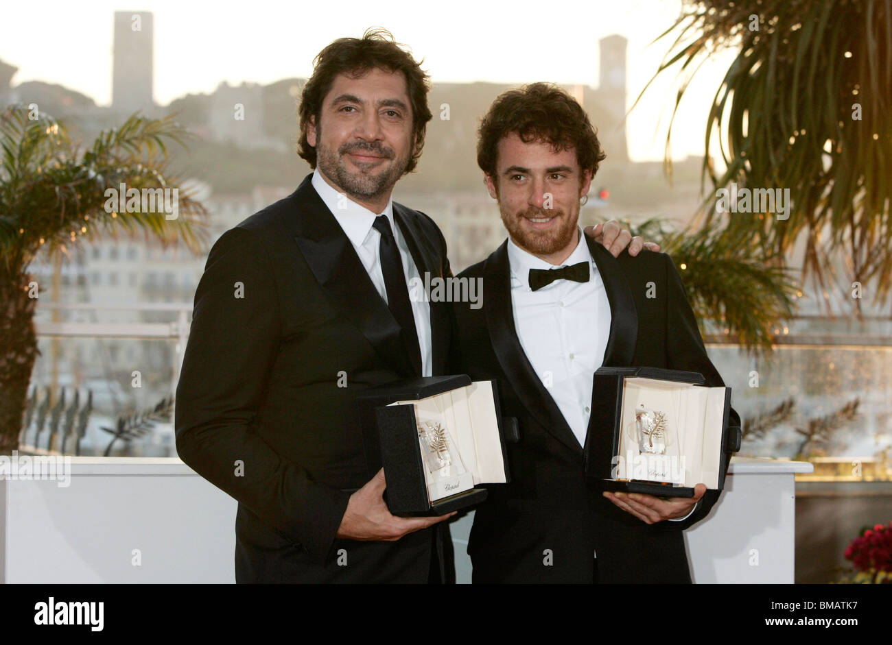 JAVIER BARDEM & ELIO GERMANO WINNERS PHOTOCALL PALAIS DES FESTIVALS CANNES FRANCE 23 May 2010 Stock Photo