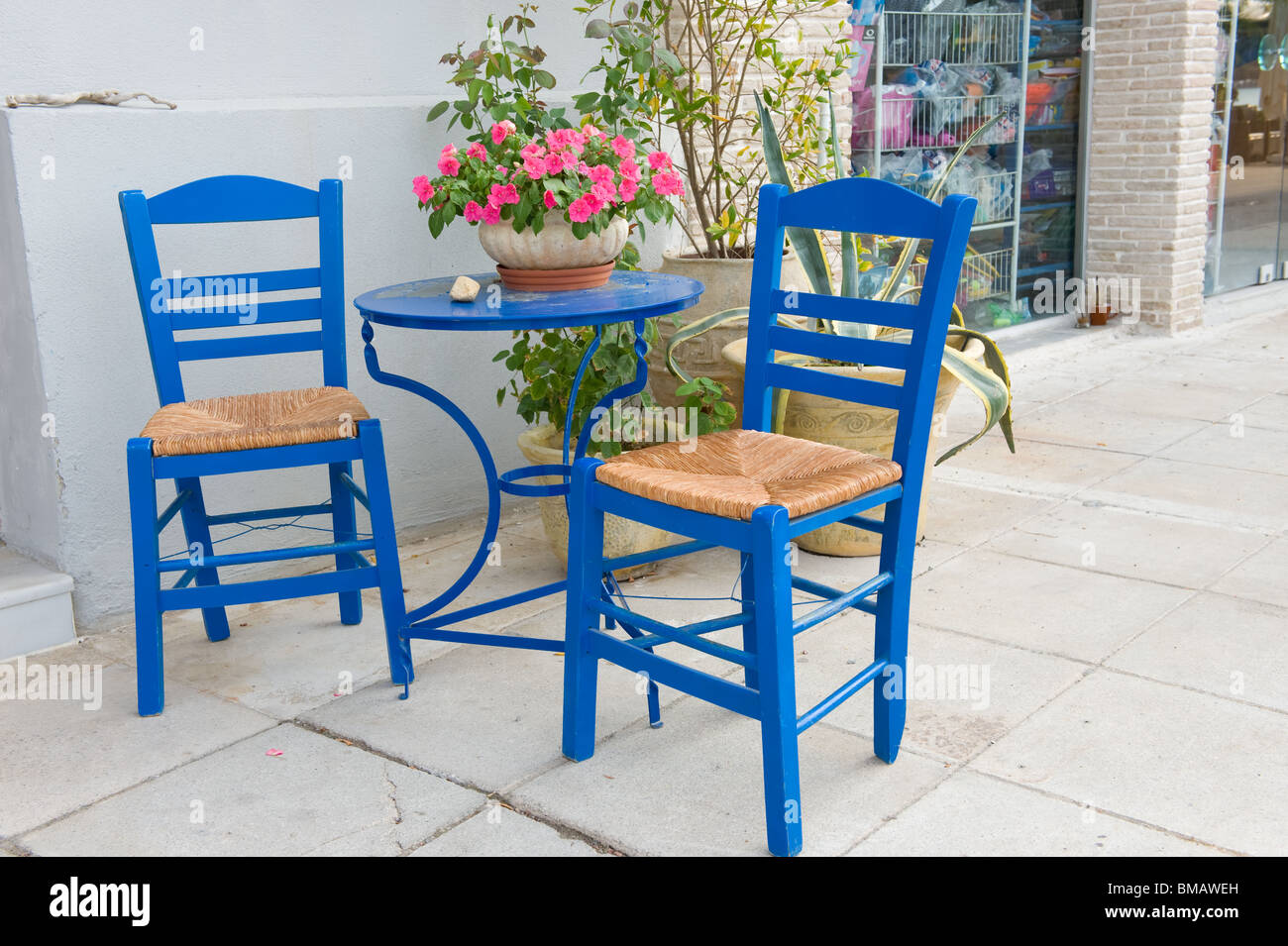 Greek blue table and chairs hi res stock photography and images Alamy