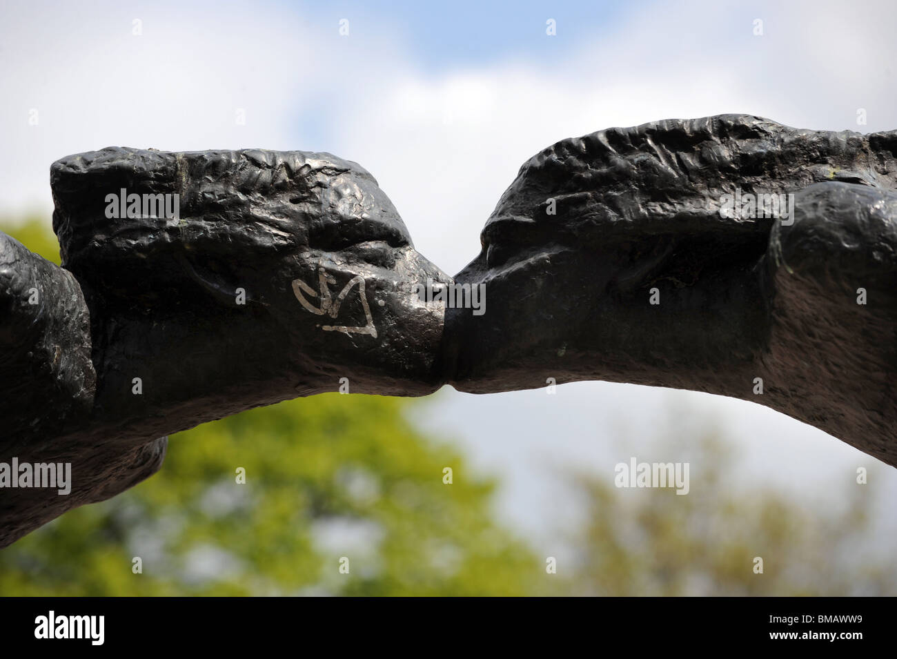 Kissing Statue in Brighton's Circus Parade Stock Photo Alamy