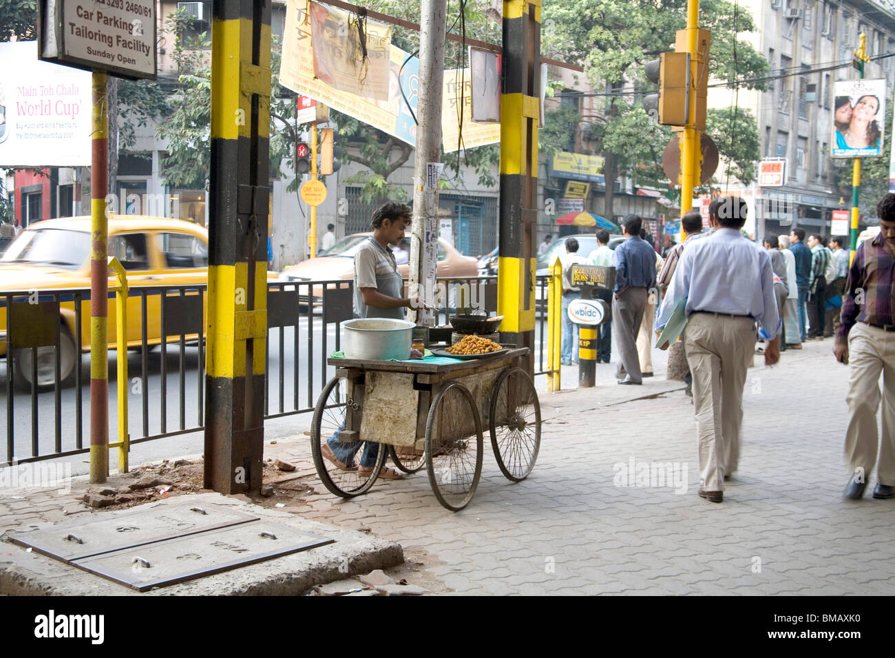 Street scene ; man selling food on cart on footpath ; Calcutta now