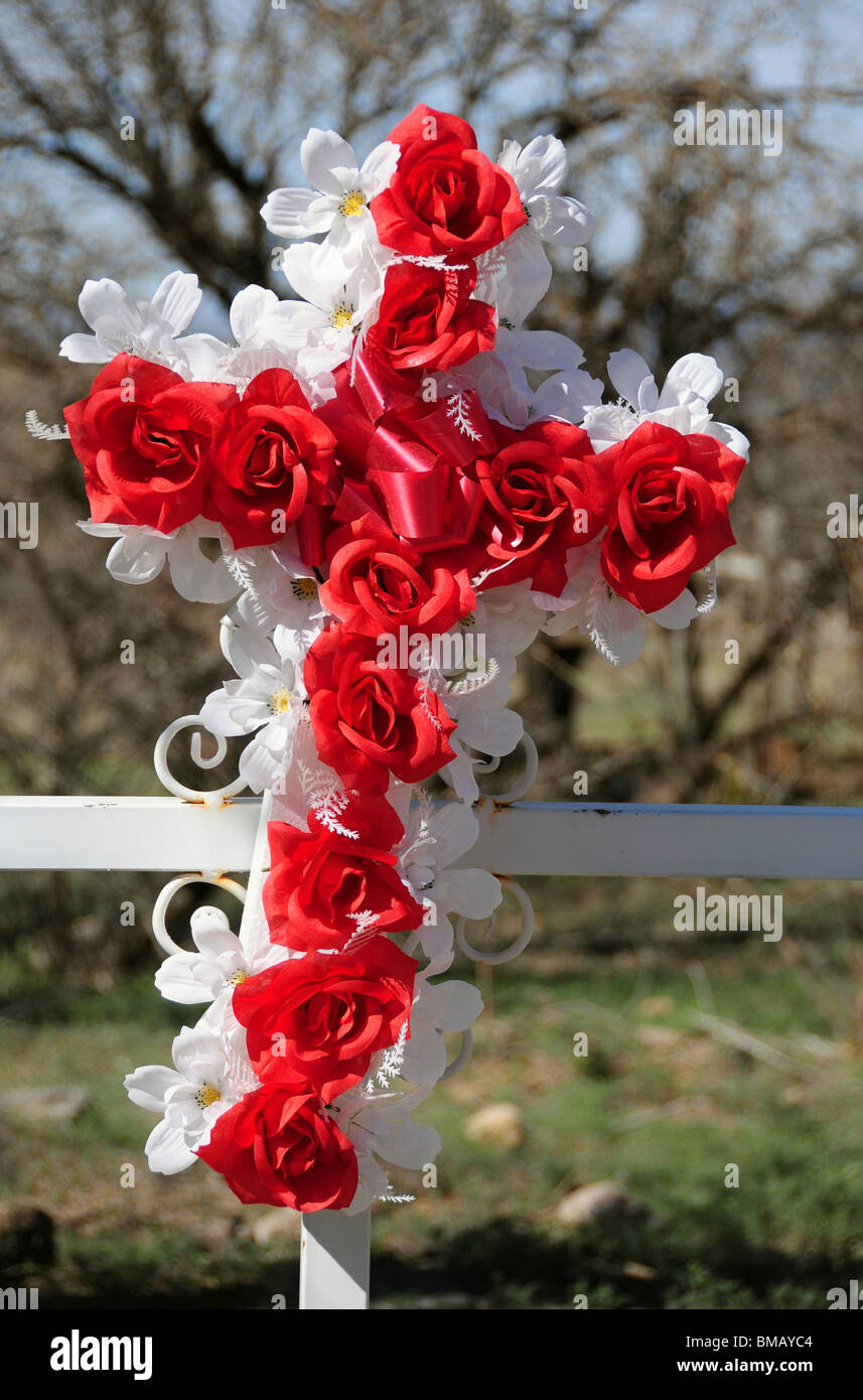 A cross marks a grave in a cemetery in Helvetia, a ghost town in Pima County, Arizona, USA Stock
