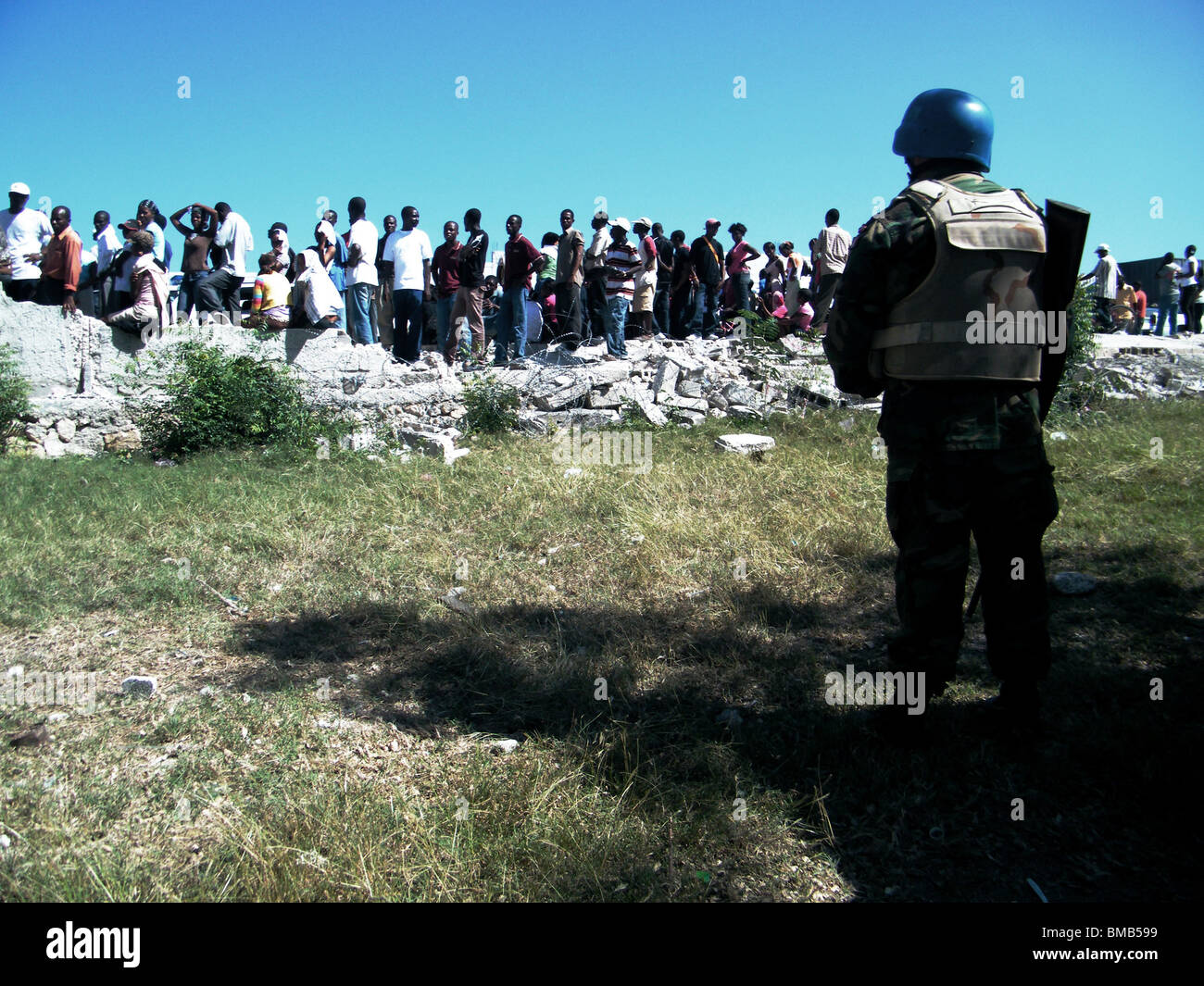 Haitians wait for food and water in Port au Prince after the Haiti earthquake Stock Photo