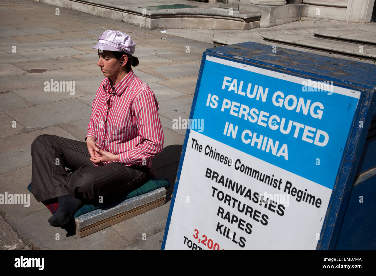 Falun Gong protest opposite the Chinese Embassy on Portland Place, London. Peacefully protest in meditation 24/7 since 2002. Stock Photo