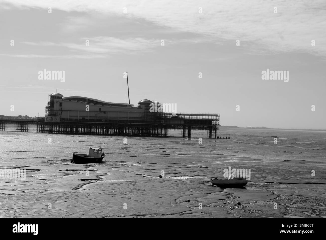 View of the Grand Pier in Knightstone Harbor at low tide, Weston Super-Mare, Somerset, England, UK Stock Photo