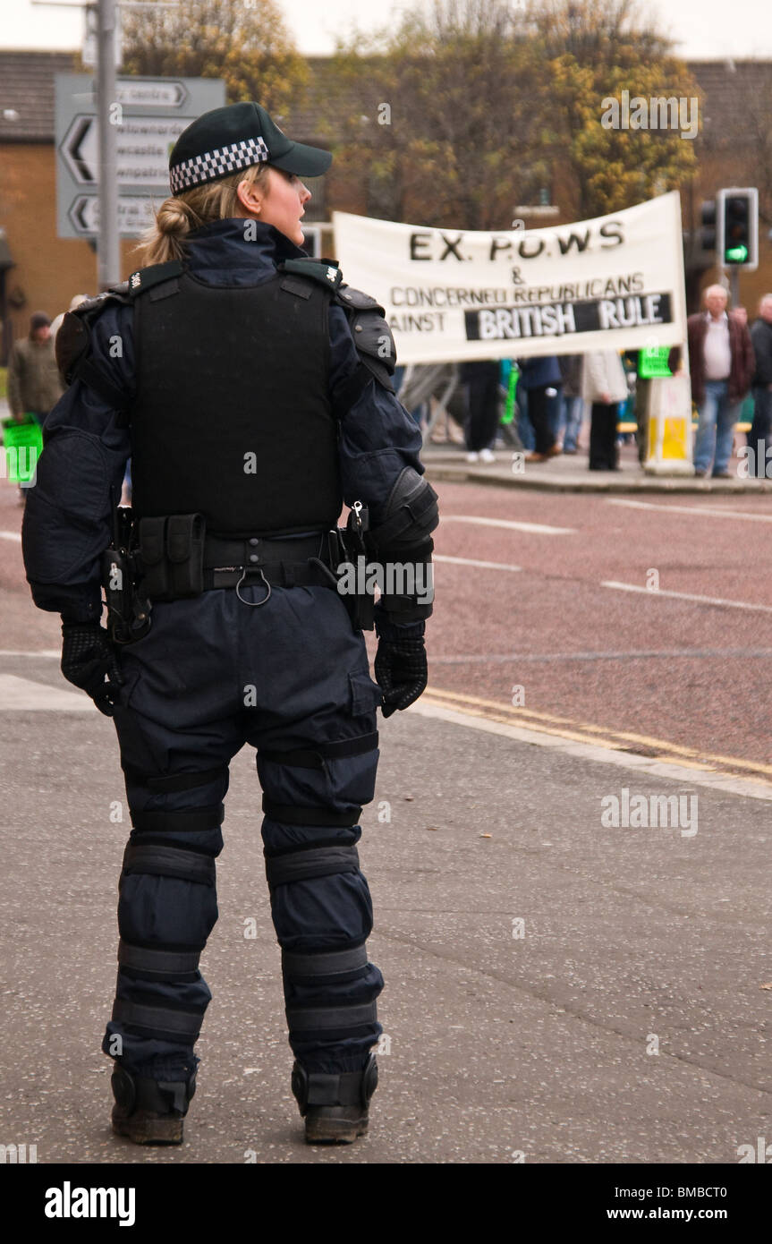Female officer in riot gear keeping a crowd of Nationalist/Republican  demonstrators away from a Royal Irish Regiment army parade Stock Photo -  Alamy