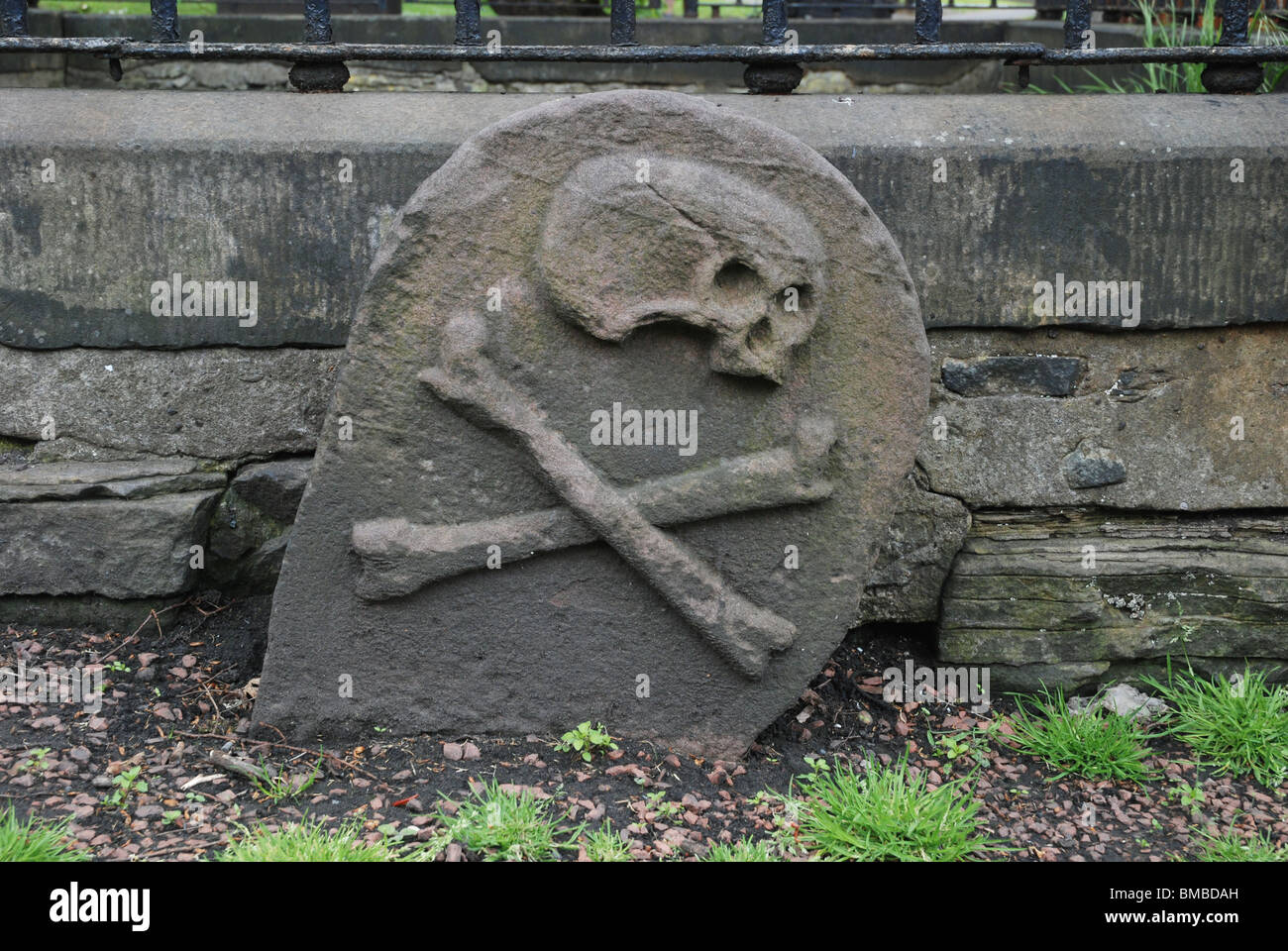 Headstone with skull and crossbones in Greyfriars Kirkyard, Edinburgh, Scotland. Stock Photo