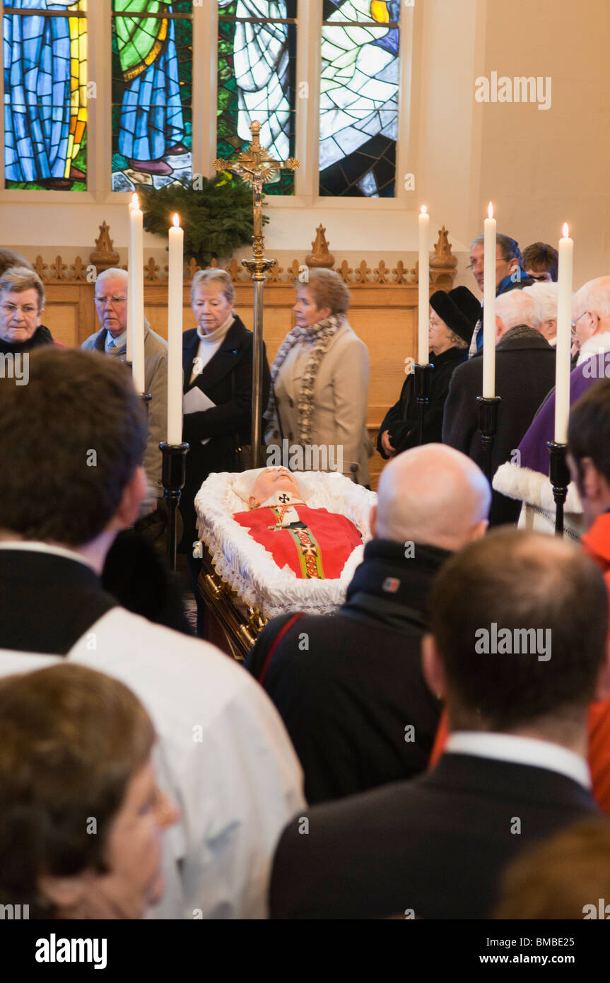 Mourners file past the coffin of Cardinal Cahal Daly as he lies in state at St Peters Cathedral, Belfast Stock Photo