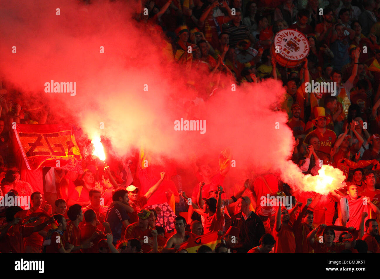 Spain supporters celebrate after a goal against Russia during a UEFA Euro 2008 semi-final football match June 26, 2008. Stock Photo