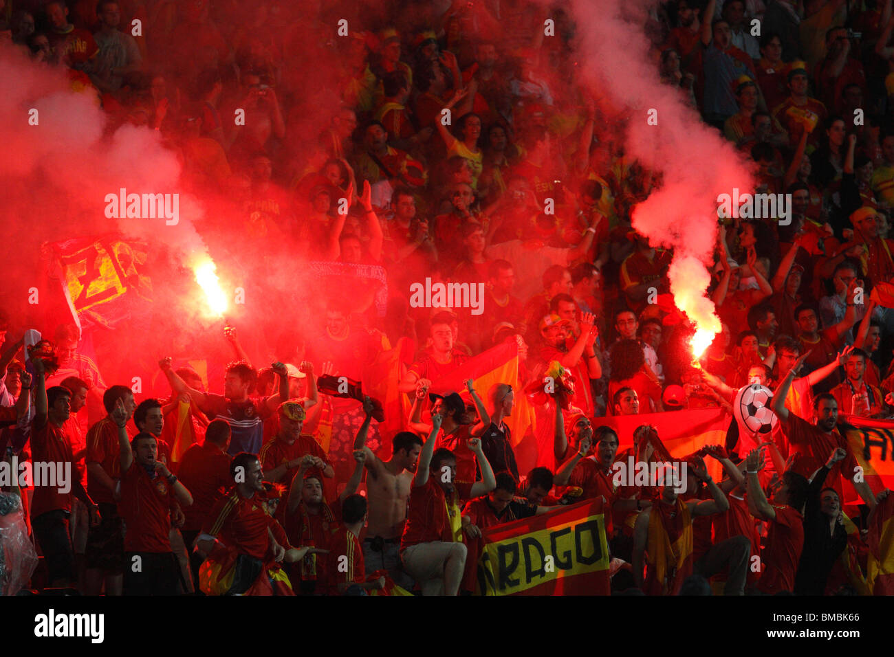 Spain supporters celebrate after a goal against Russia during a UEFA Euro 2008 semi-final football match June 26, 2008. Stock Photo