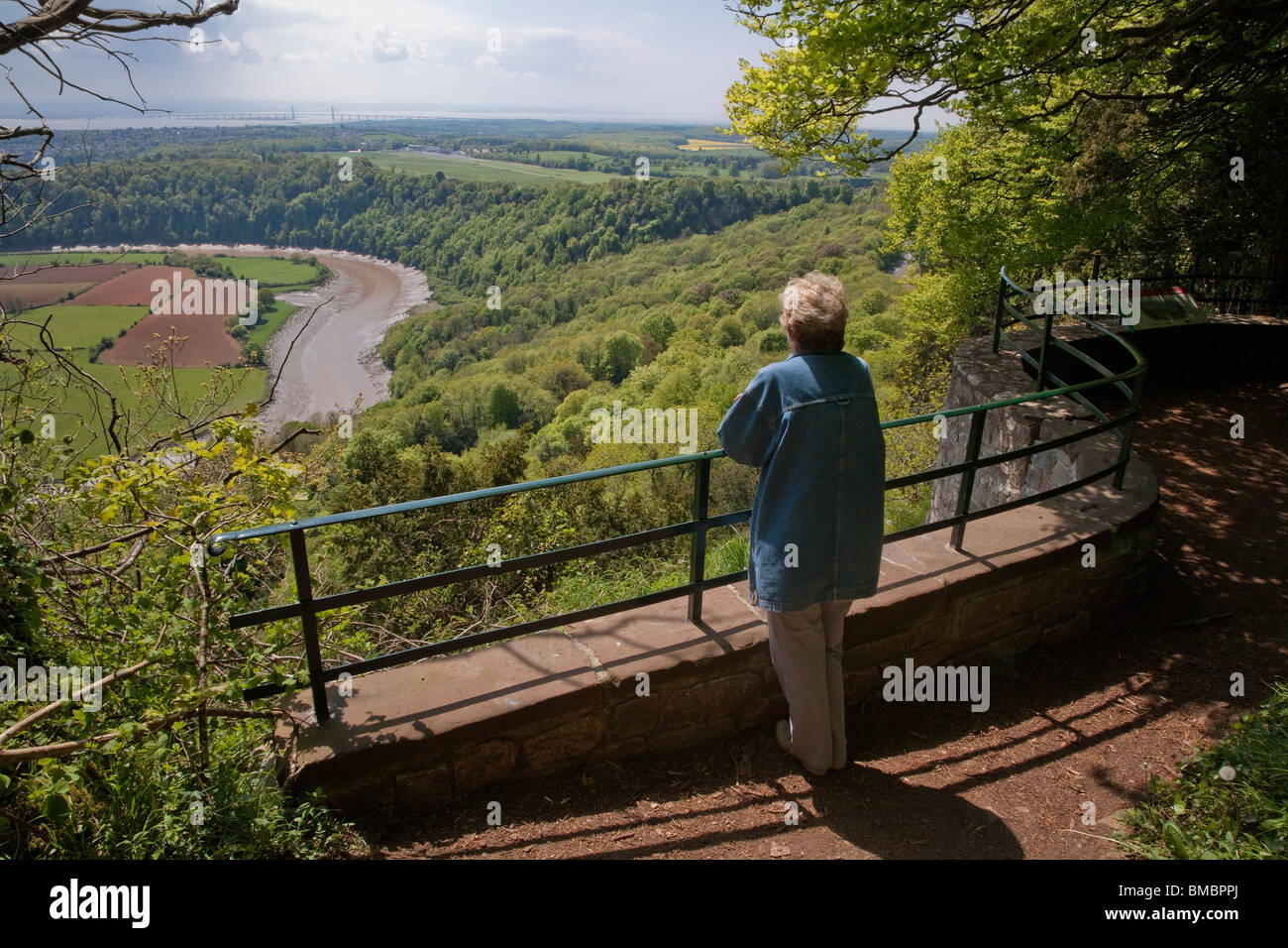 TOURIST AT Eagle's Nest Viewpoint WYE VALLEY LOOKING TOWARDS THE SEVERN BRIDGE Stock Photo
