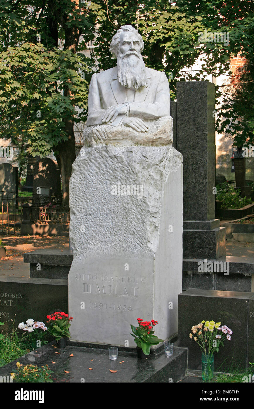 Grave of the Soviet Belarusian scientist and explorer of the Arctic Otto Yulyevich Schmidt (1891-1956) at Novodevichy Cemetery in Moscow, Russia Stock Photo