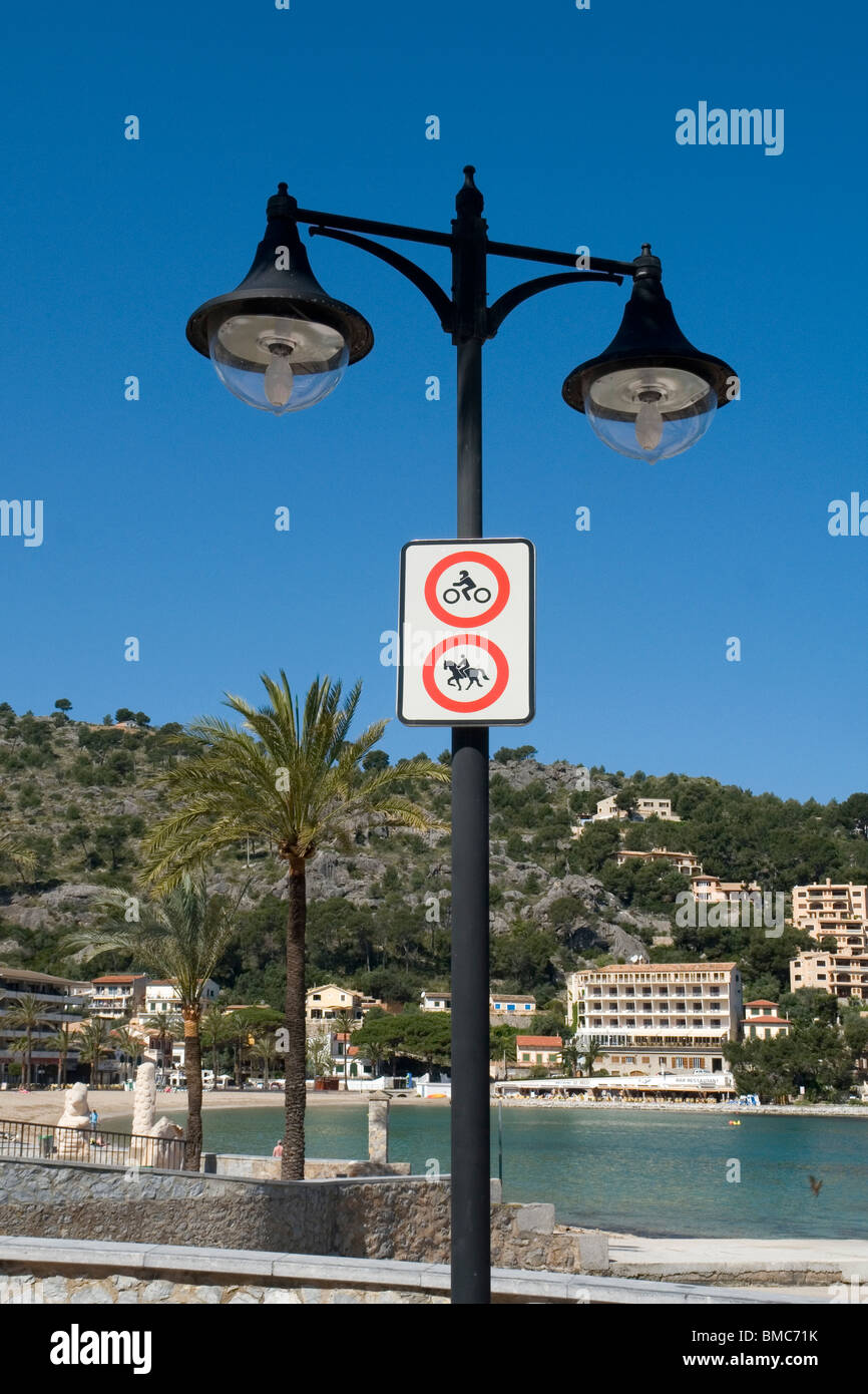 A stylized lamppost on the port of Soller sea front (Majorca - Spain). Lampadaire stylisé sur le front de mer du port de Soller. Stock Photo