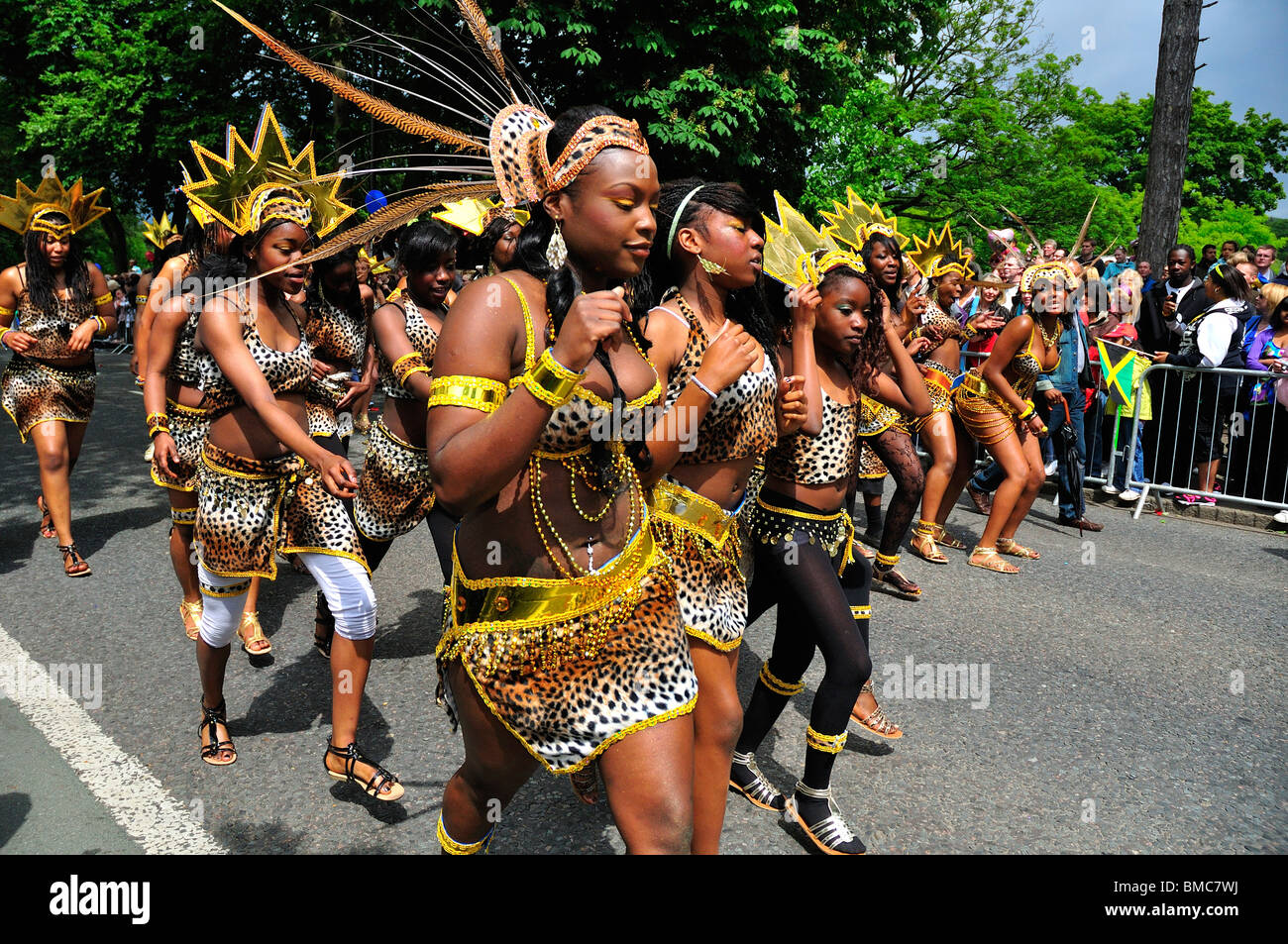 Luton Carnival Ghana Ashanti Kingdom dancing girls 2010 Stock Photo