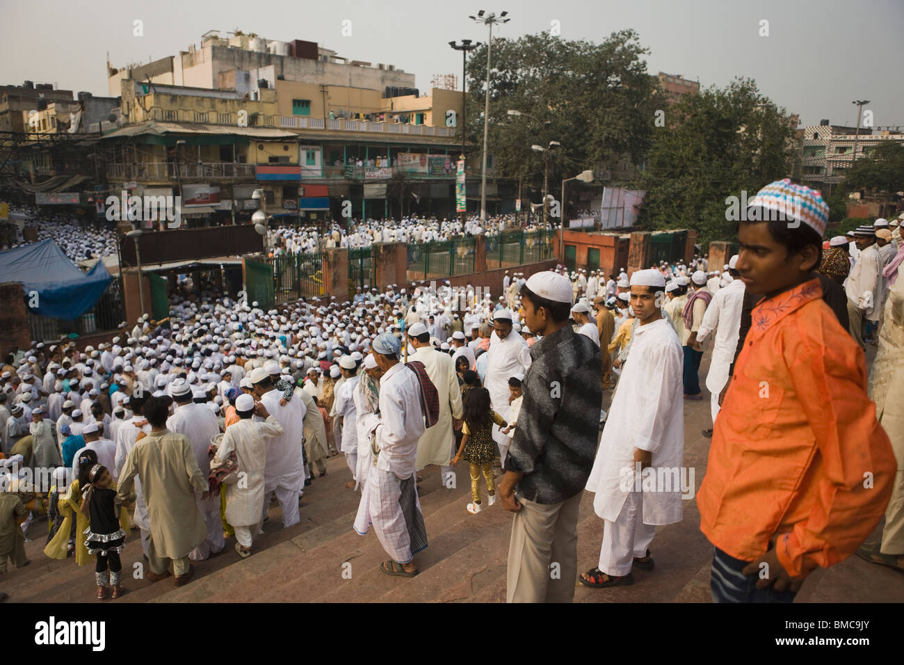 Crowd outside a mosque, Jama Masjid, Old Delhi, India Stock Photo - Alamy