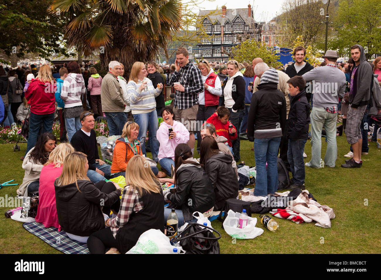 UK, England, Devon, Dartmouth Music, Festival, Royal Avenue Gardens, audience having picnic in park Stock Photo