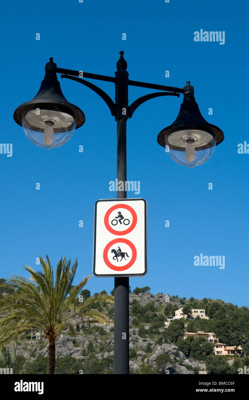 A stylized lamppost on the port of Soller sea front (Majorca - Spain). Lampadaire stylisé sur le front de mer du port de Soller. Stock Photo