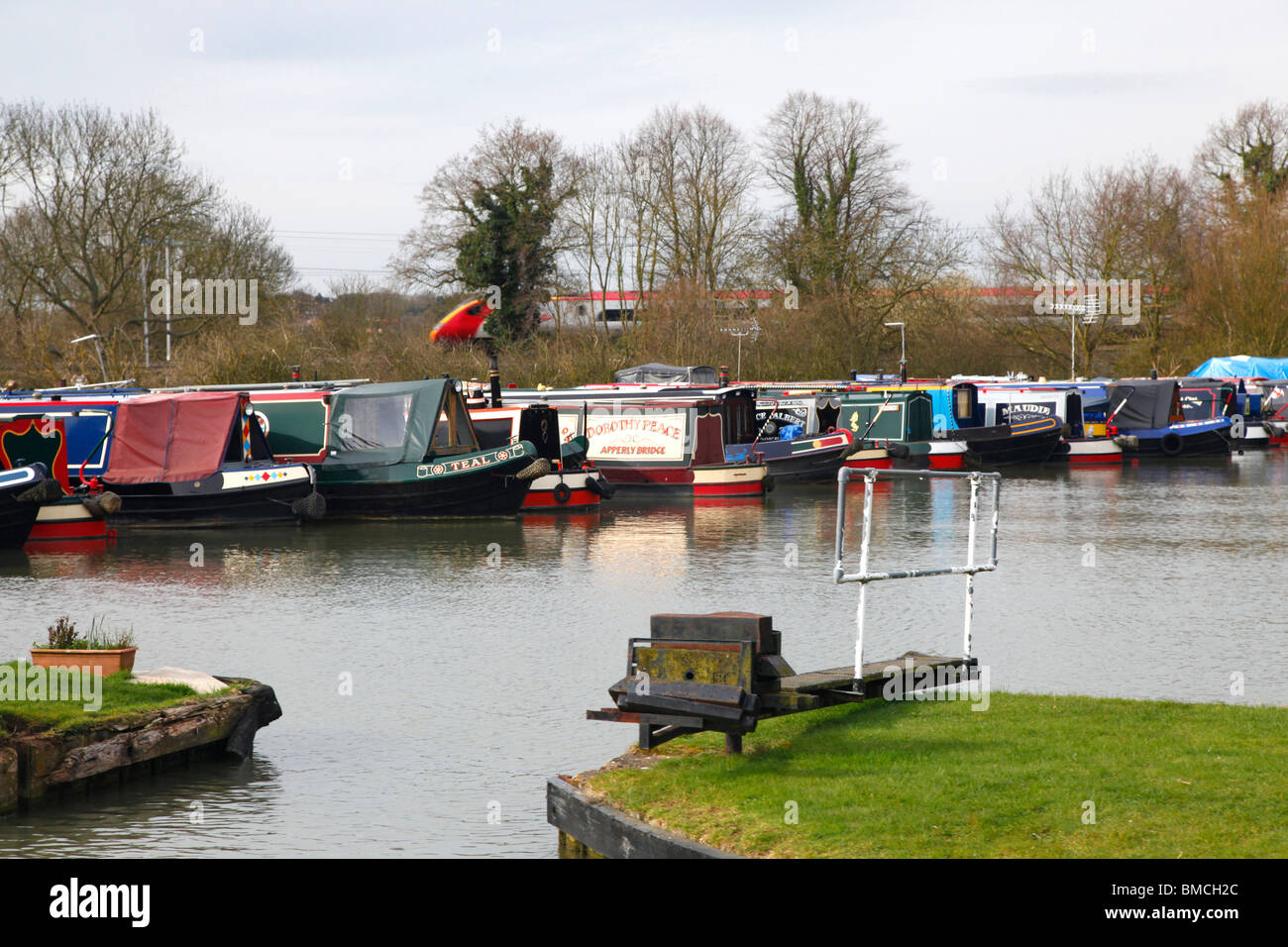 NARROW BOATS VIRGIN TRAIN BUGBROOKE MARINA NORTHAMPTONSHIRE ENGLAND
