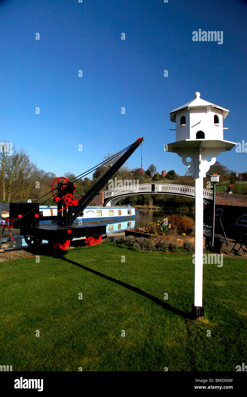 WHITE BRIDGE BIRD TABLE BRAUNSTON MARINA NORTHAMPTONSHIRE ENGLAND ...