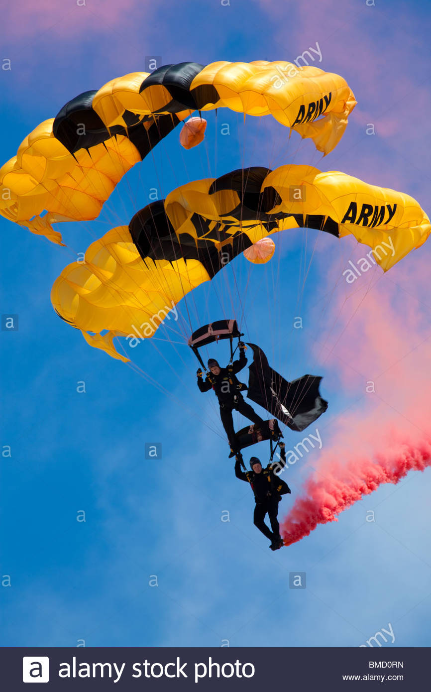 Voici l’équipe 2022 de parachutistes des Forces armées canadiennes, les