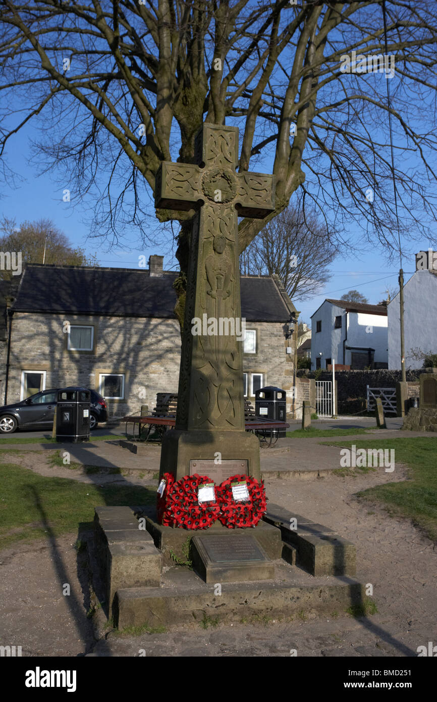celtic cross war memorial in market place in the peak district village of castleton derbyshire england uk Stock Photo