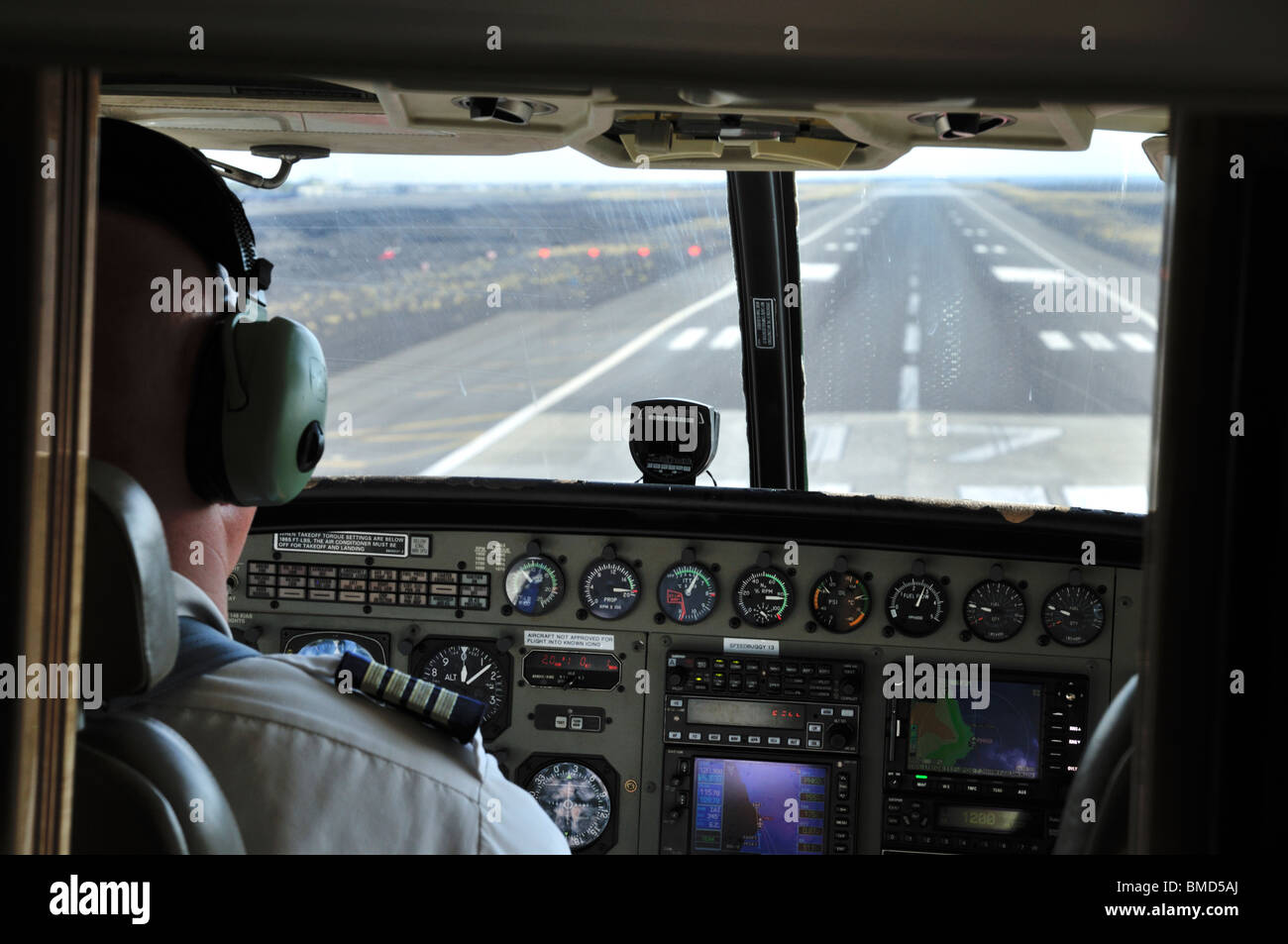 Commercial pilot of Mokulele Airlines plane landing at Ko na Inte rnational Airport, Big Isl and, Hawaii, USA Stock Photo