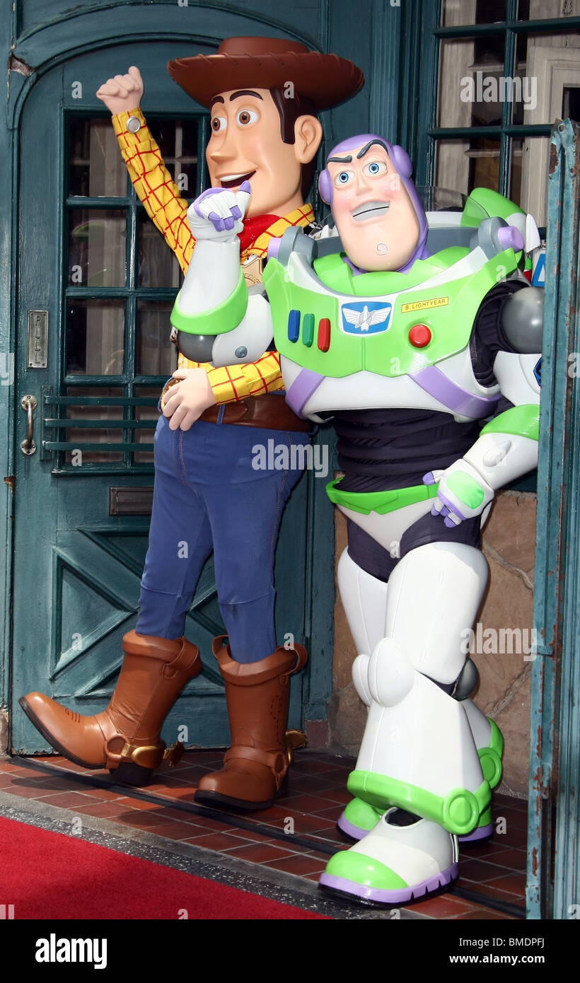 WOODY BUZZ LIGHTYEAR RANDY NEWMAN HONORED WITH A STAR ON THE HOLLYWOOD WALK OF FAME HOLLYWOOD LOS ANGELES CA 02 June 2010 Stock Photo