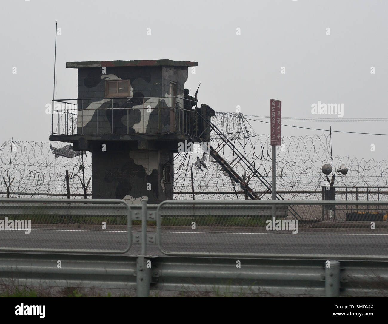 south-korea-guard-tower-at-the-border-of-the-dmz-demilitarized-zone-BMDX4X.jpg
