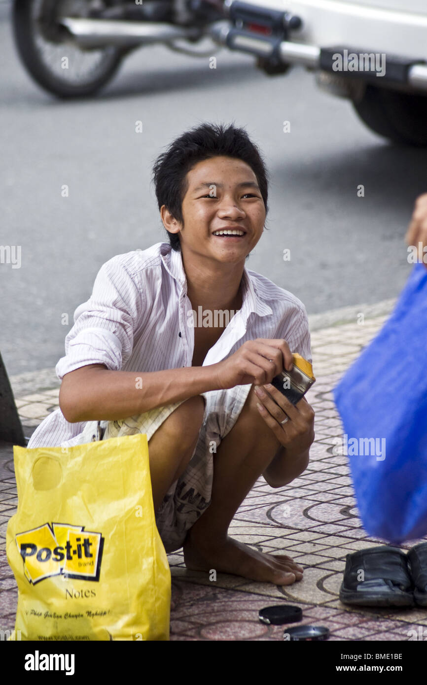Street boy polishing shoes on the streets of Saigon, Vietnam Stock ...