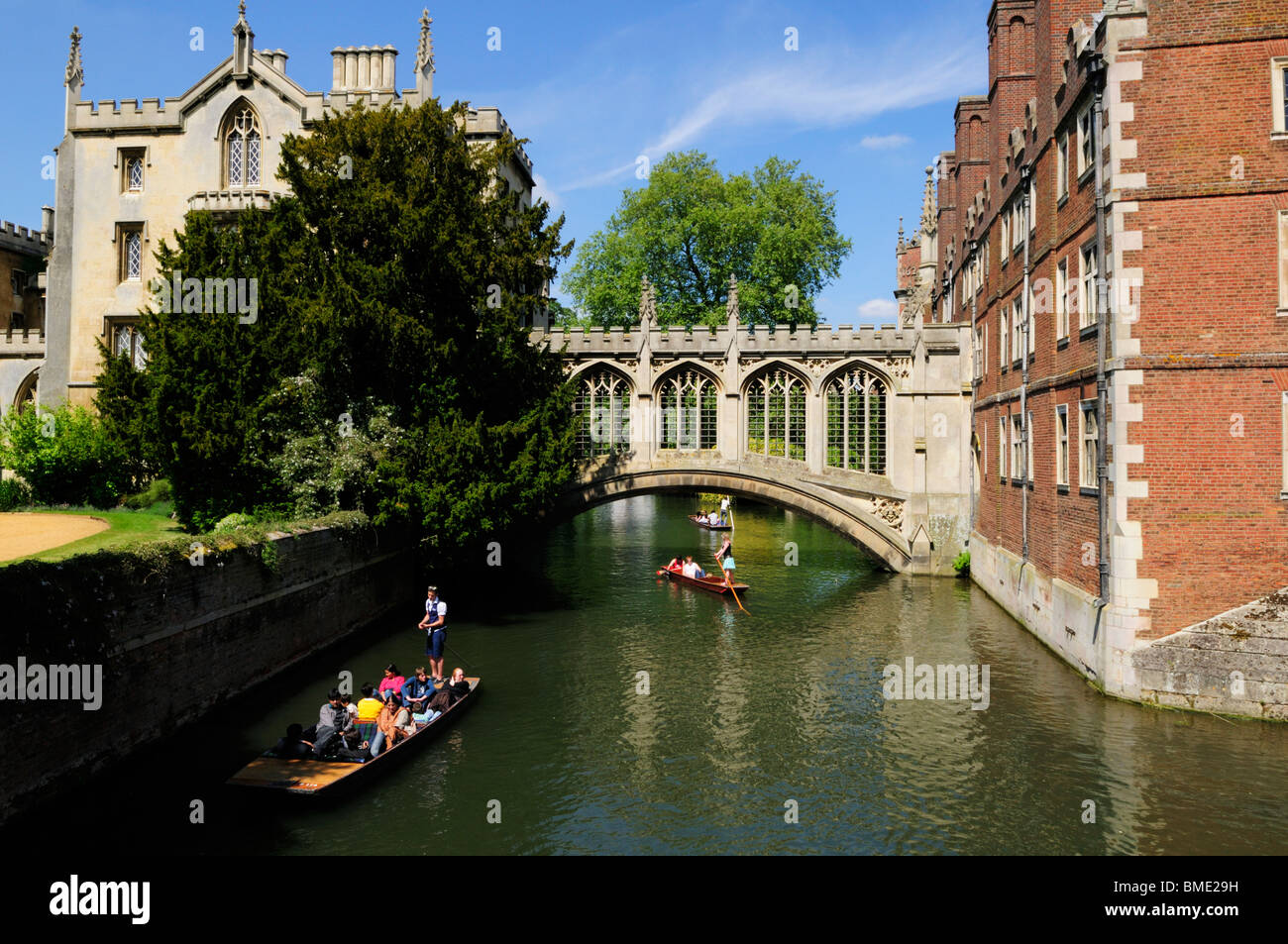 Punting by the Bridge of Sighs, St John's College, Cambridge, England, UK Stock Photo