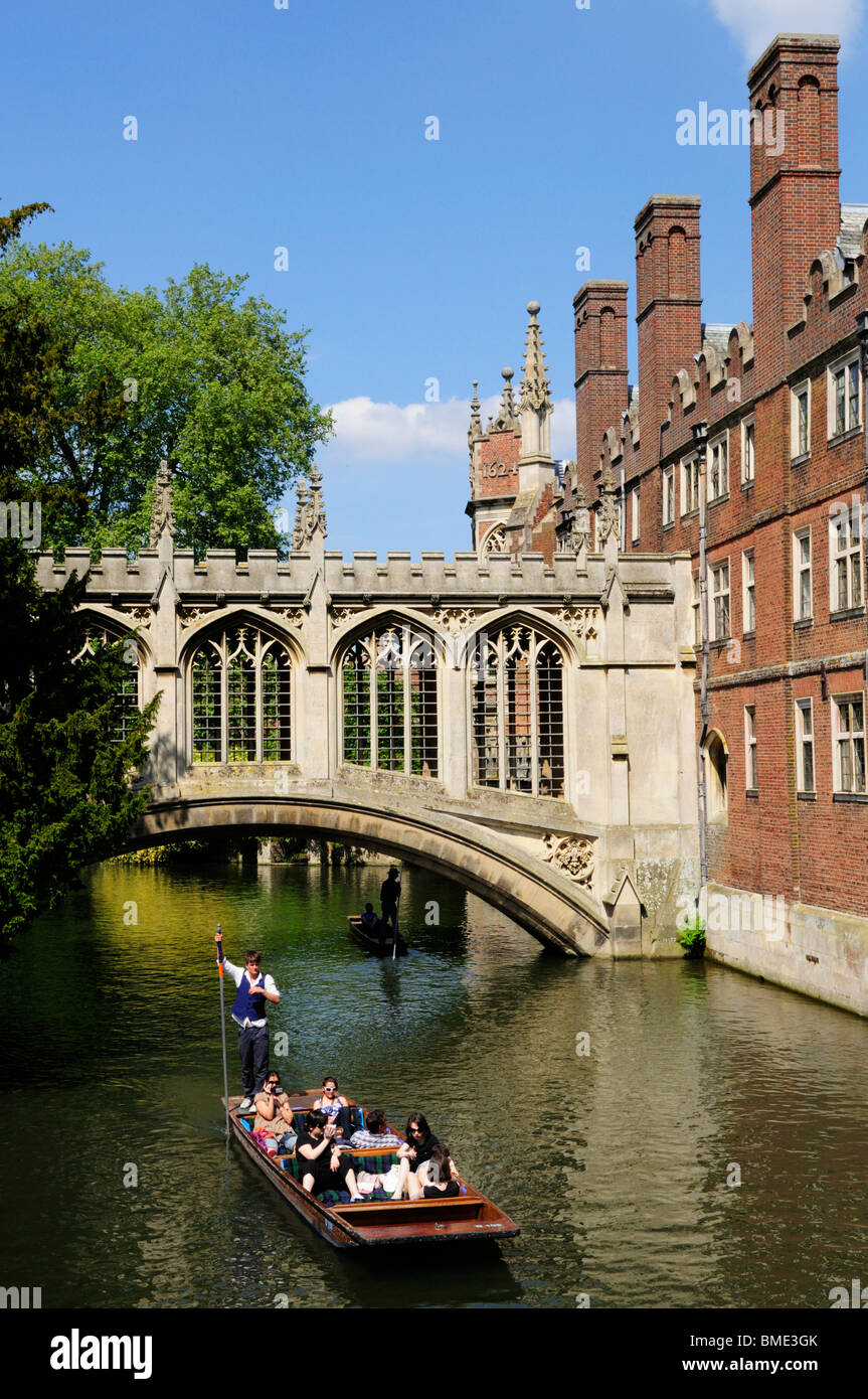 Punting by the Bridge of Sighs, St John's College, Cambridge, England, UK Stock Photo