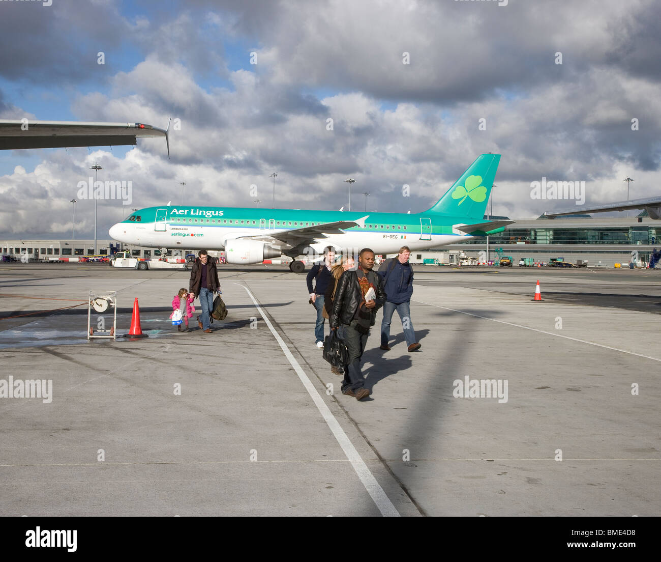 Passengers leaving airplane hi-res stock photography and images - Alamy