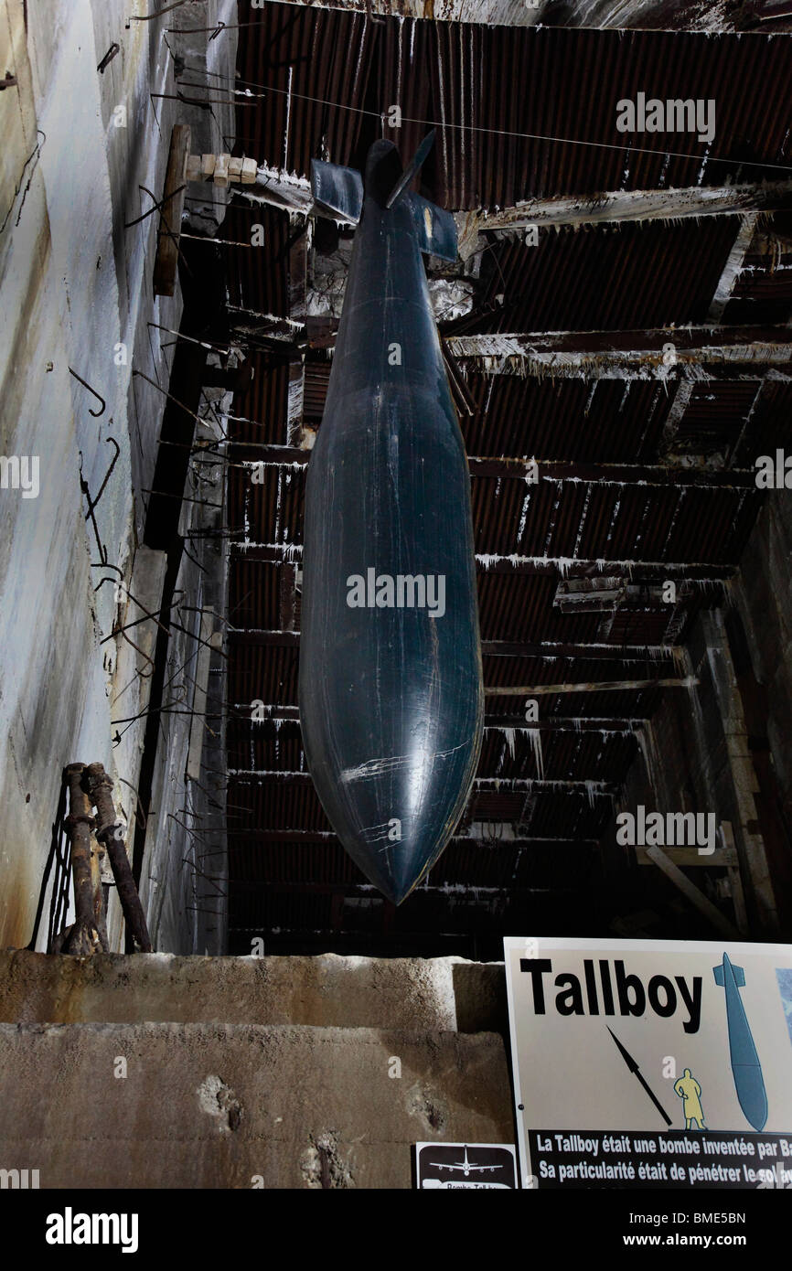 トランプ ANYONE BOMB V1 V2 トランプ ANYONE BOMB V1 V2 Watch a Stealth Bomber Drop Two
