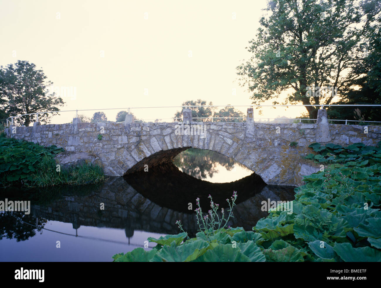 Arch bridge over river hi-res stock photography and images - Alamy