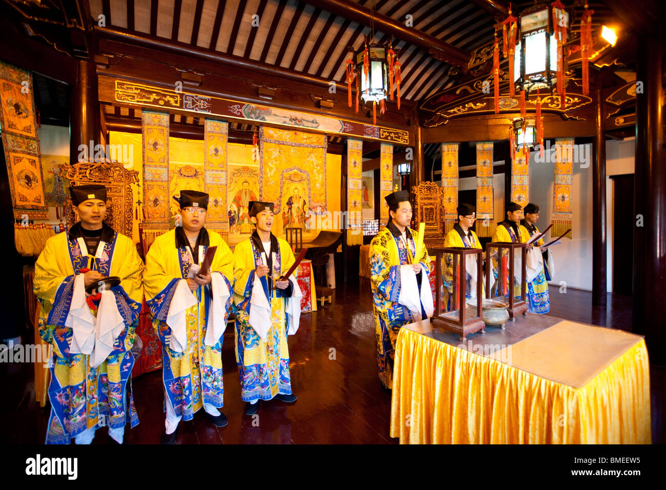 Taoist monks performing religious ritual, Cheng Huang Miao Temple, Shanghai, China Stock Photo