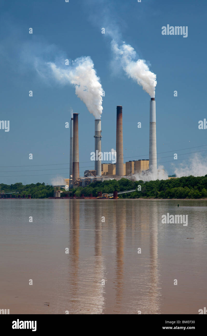 Ghent, Kentucky - The Ghent Generating Station, a coal-fired power plant on the Ohio River operated by Kentucky Utilities. Stock Photo