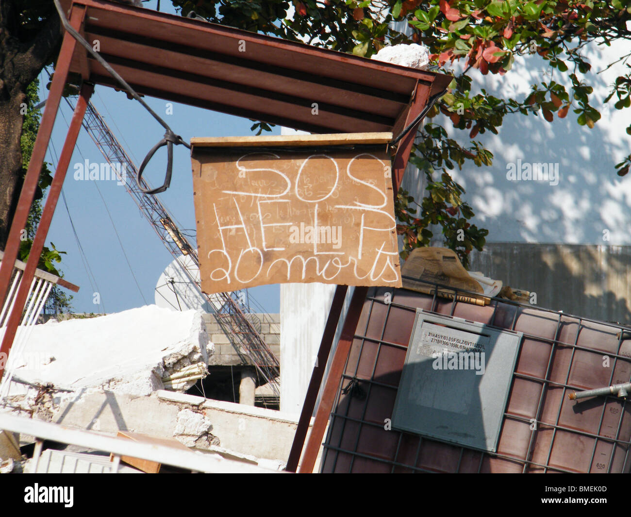A sign in Port au Prince after the Haiti earthquake reads, 'SOS HELP 20 DEAD' Stock Photo