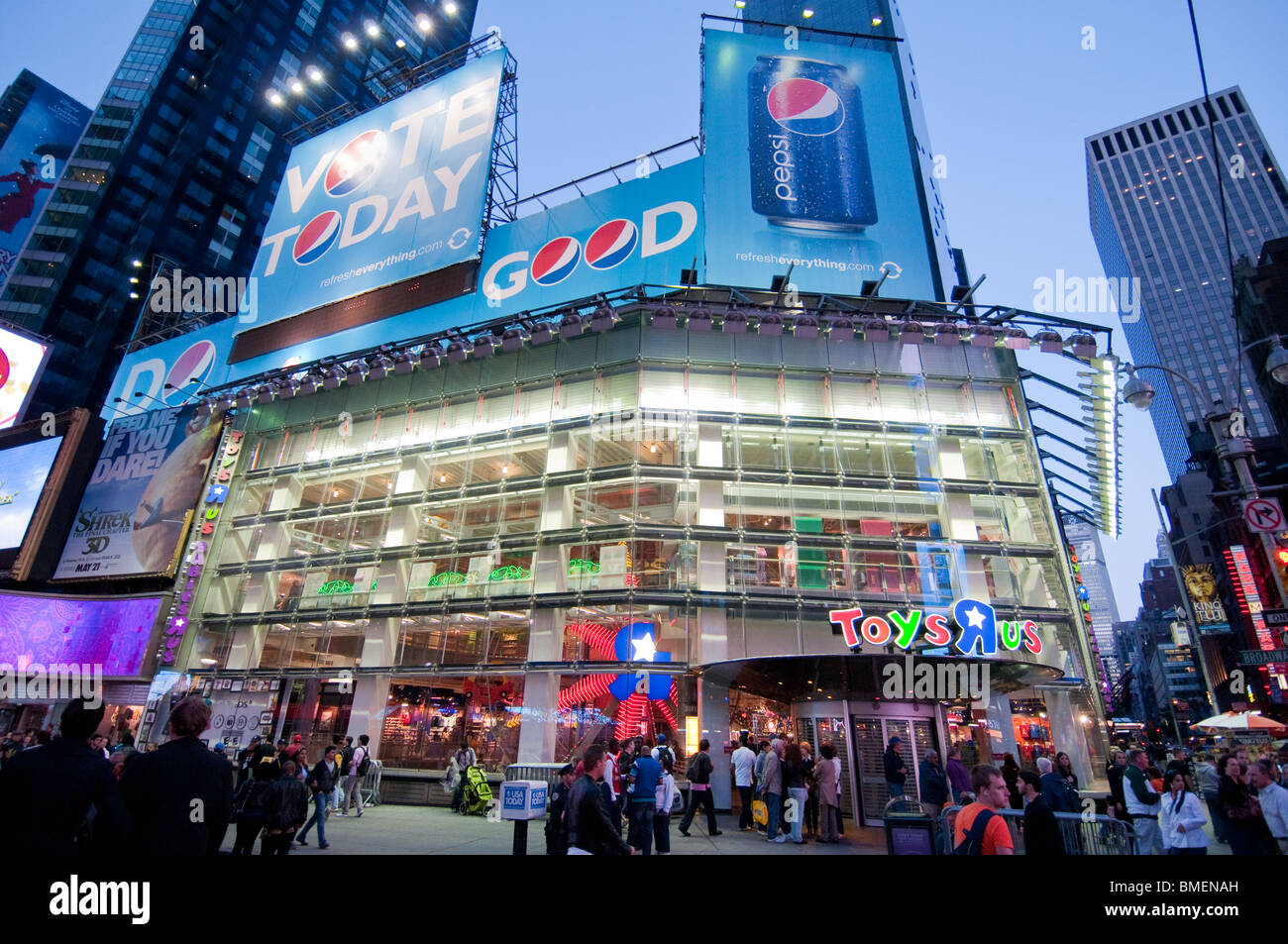 Times Square Congested Toys r us times square hi-res stock photography and images - Alamy