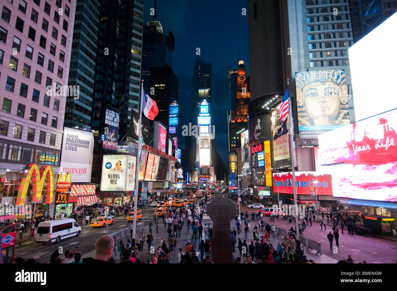 Bustling square hi-res stock photography and images - Alamy
