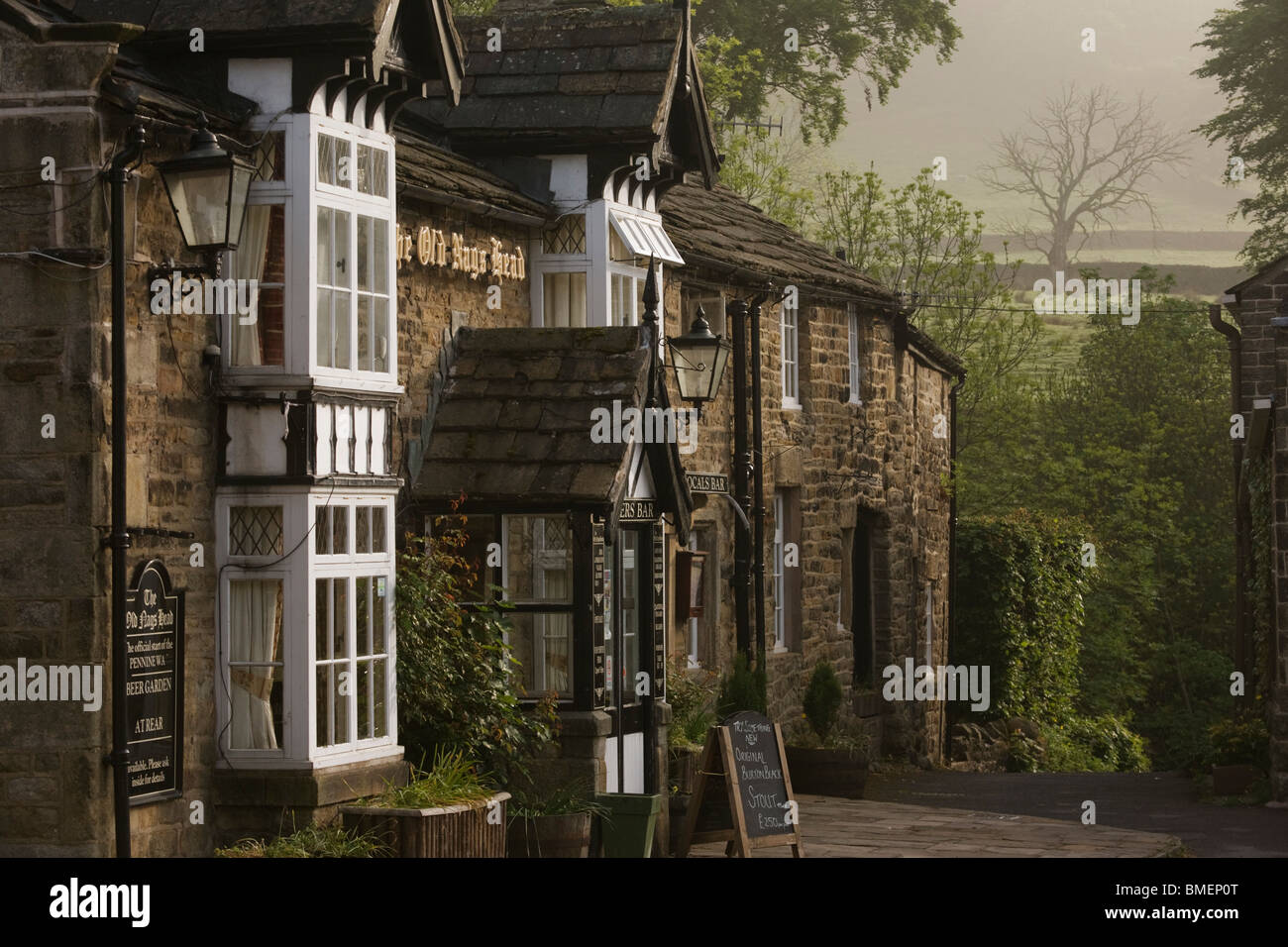 Nag's Head pub at start of Penine Way in Vale of Edale, Peak District National Park, Derbyshire. Stock Photo