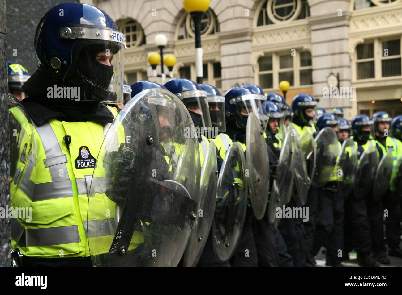 riot police hold their lines outside the RBS Stock Photo - Alamy