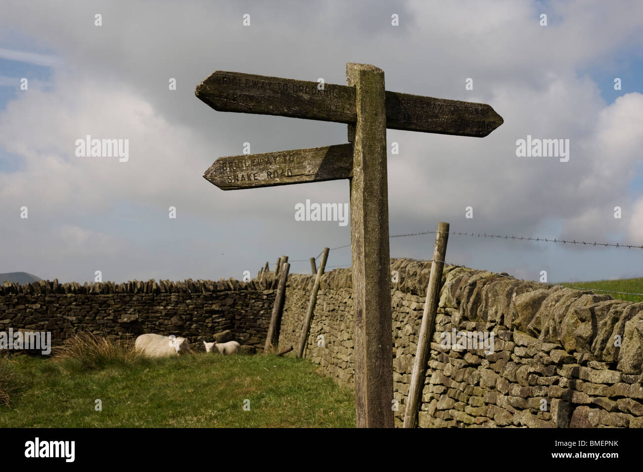 Footpath sign in Crook Hill, near Ladybower Reservoir, Peak District National Park, Derbyshire. Stock Photo