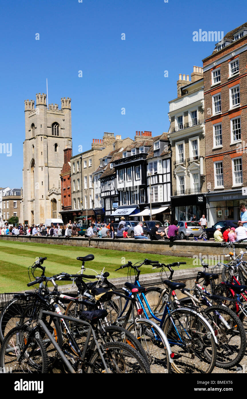 Students bicycles at Kings College and Kings Parade, Cambridge, England, UK Stock Photo