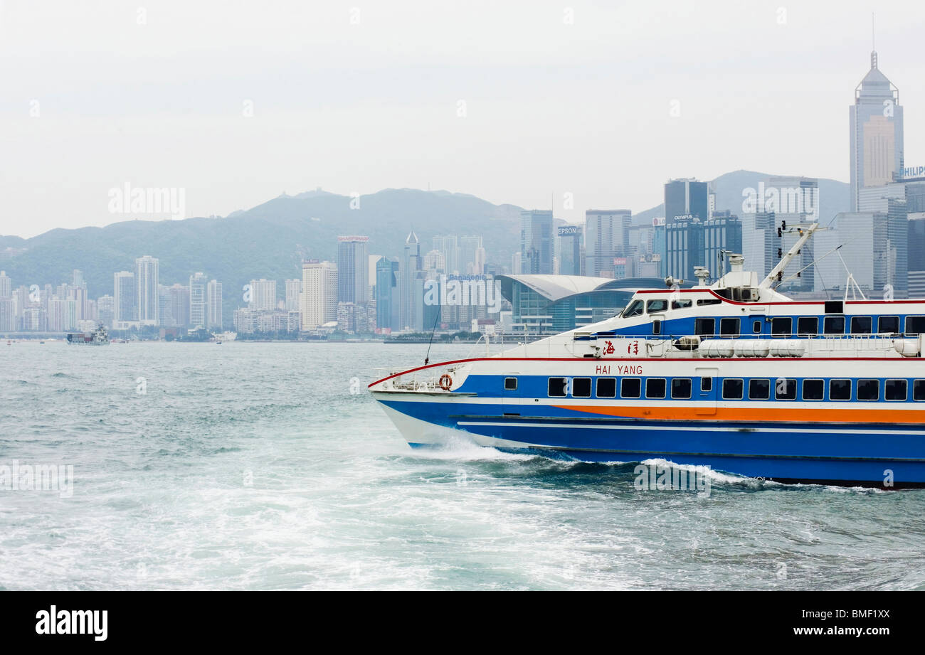 Cruise ship crossing Victoria Harbour, Wan Chai, Hong Kong, China Stock