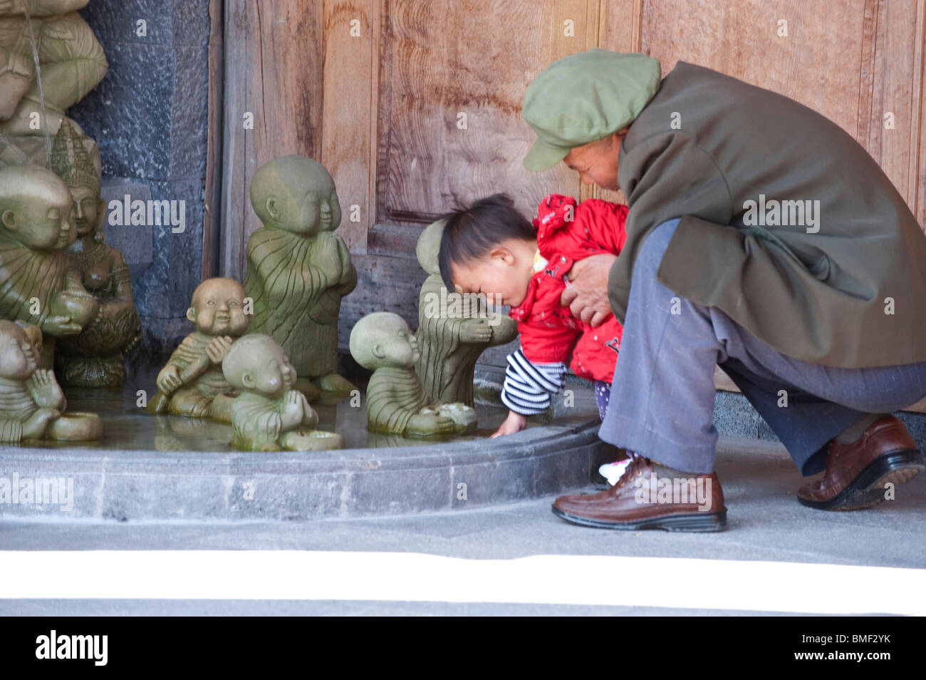 Elderly man with his grandson, Heshun, Tengchong, Baoshan, Yunnan Province, China Stock Photo