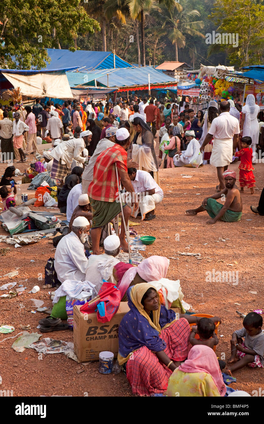India, Kerala, Kanjiramattom Kodikuthu Moslem festival, line of beggars Stock Photo