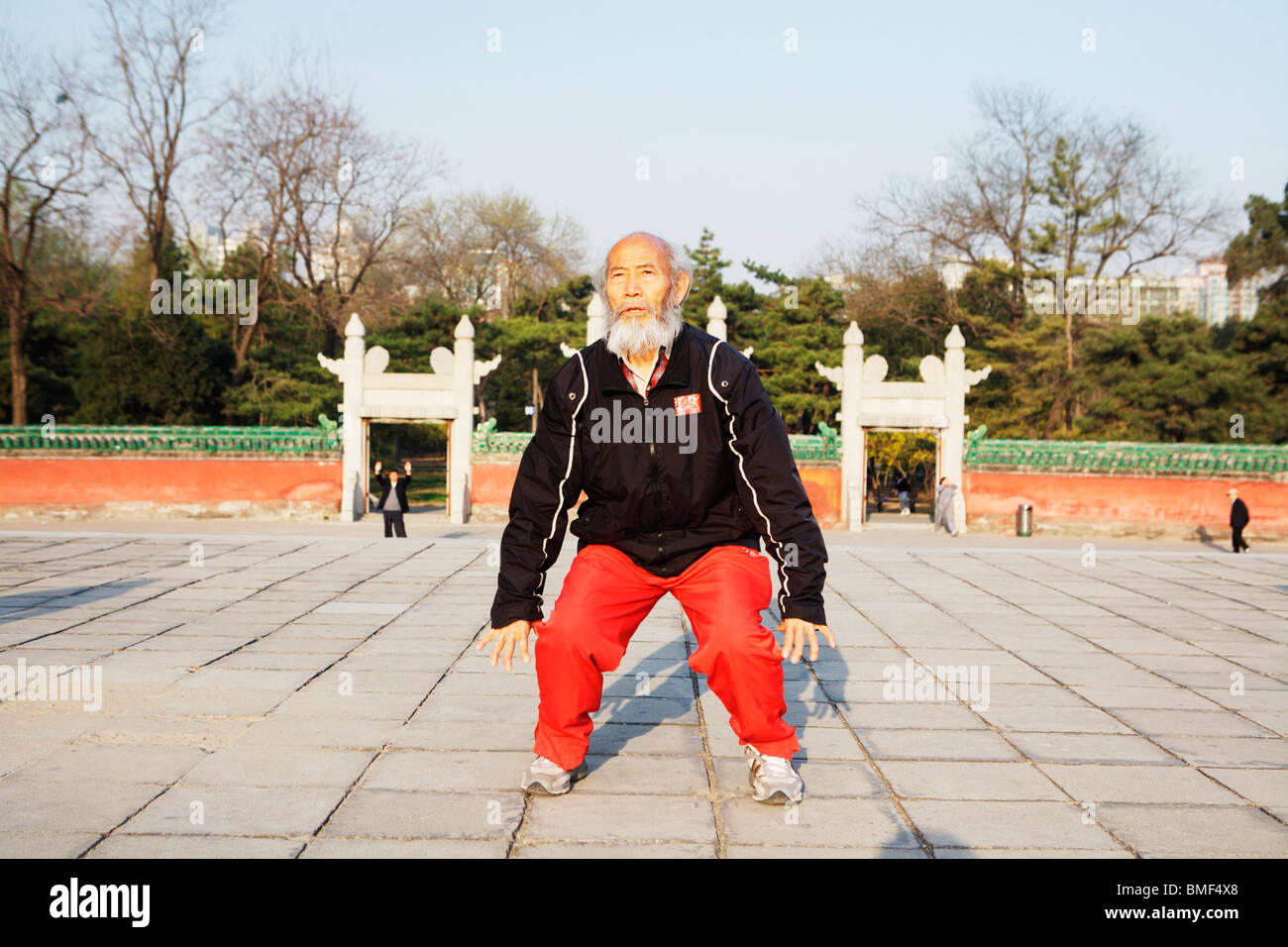 Elerly man doing morning exercises, Ritan Park, Beijing, China Stock Photo
