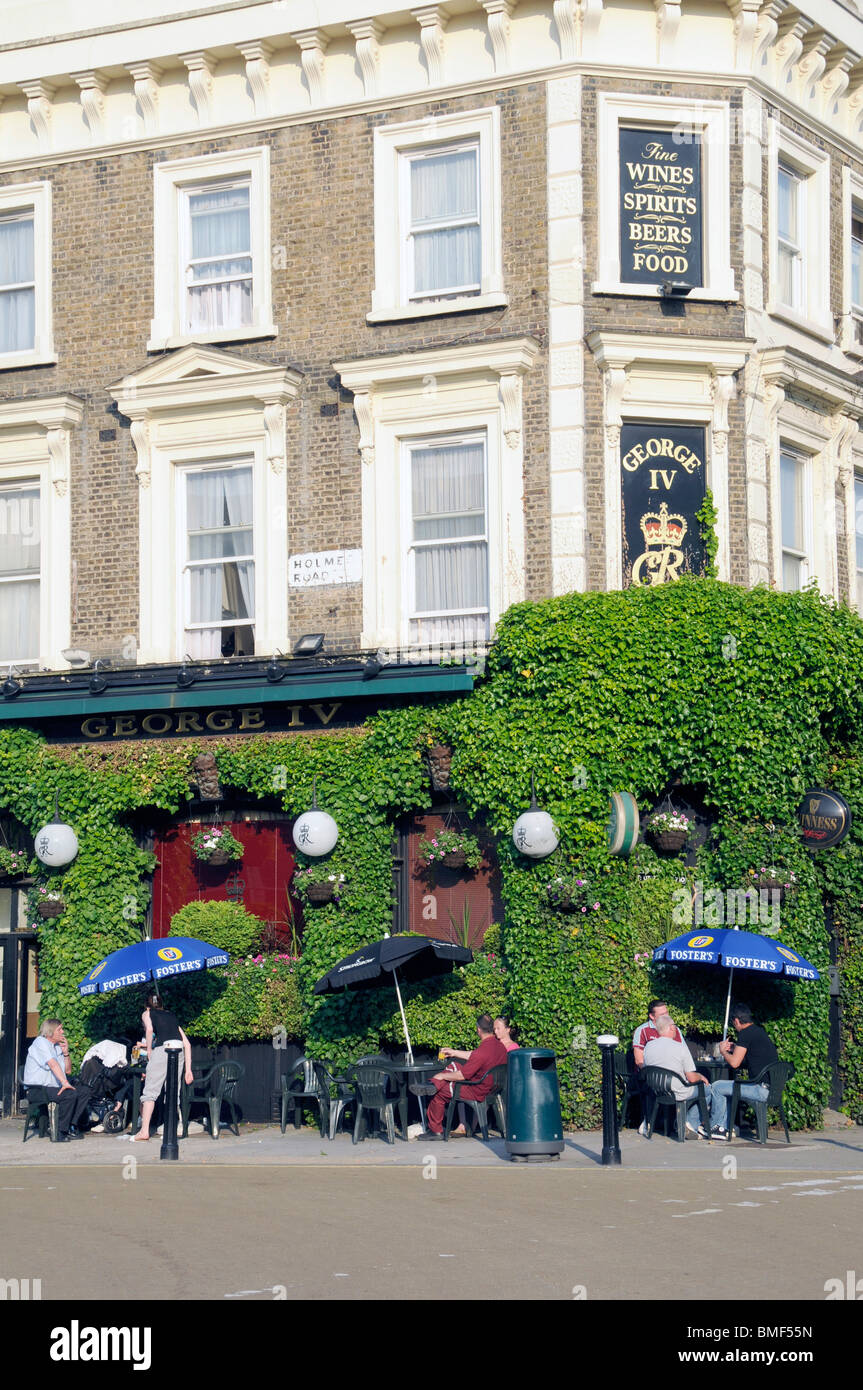 UK PEOPLE DRINKING OUTSIDE PUB IN CAMDEN LONDON Stock Photo Alamy